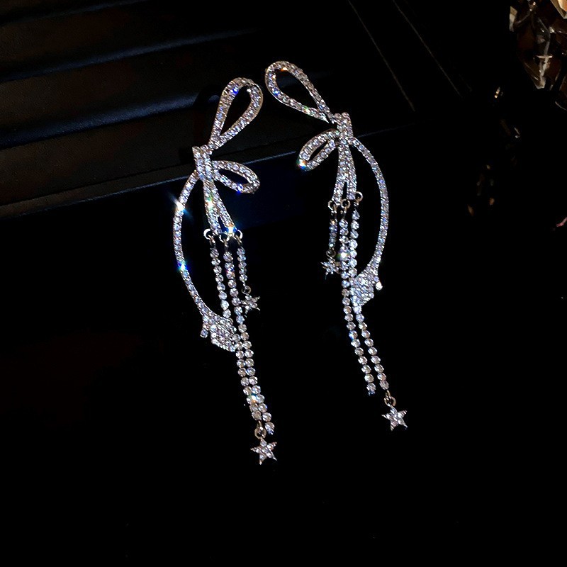 Aguja de plata Pendientes de lazo de diamantes coreanos Pendientes de temperamento de moda de todo fósforo Pendientes de diseño de nicho Sentido de lujo ligero