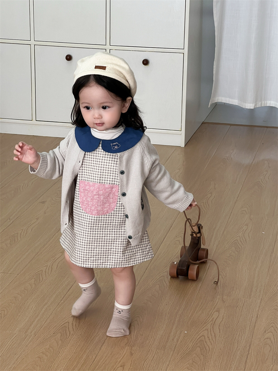 2026 ropa de primavera infantil nueva ropa de bebé femenina ropa infantil coreana vestido a cuadros set cardigan de punto image 3