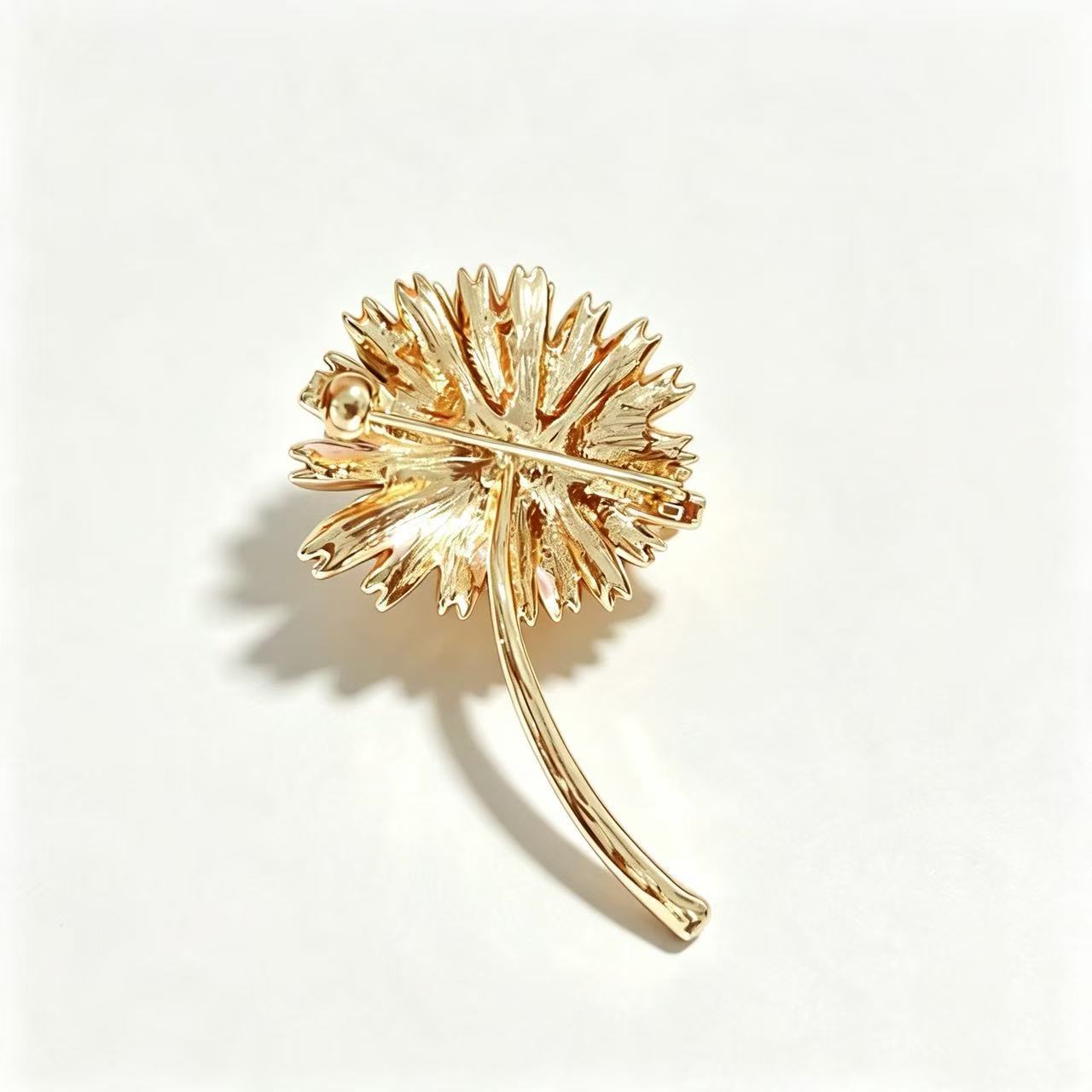 Enamel daisy brooch, high-end luxury lapel pin, clothing accessory, waist-cinching pin, corsage accessory, jewelry