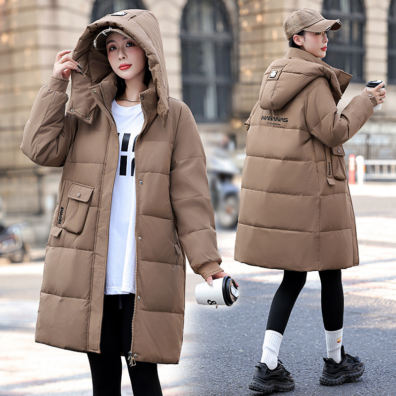 Chaqueta de plumón de mediana edad para mujeres de mediana edad 2025 moda de invierno con sombrero caliente y grueso abrigo de rodilla moda ropa de madre