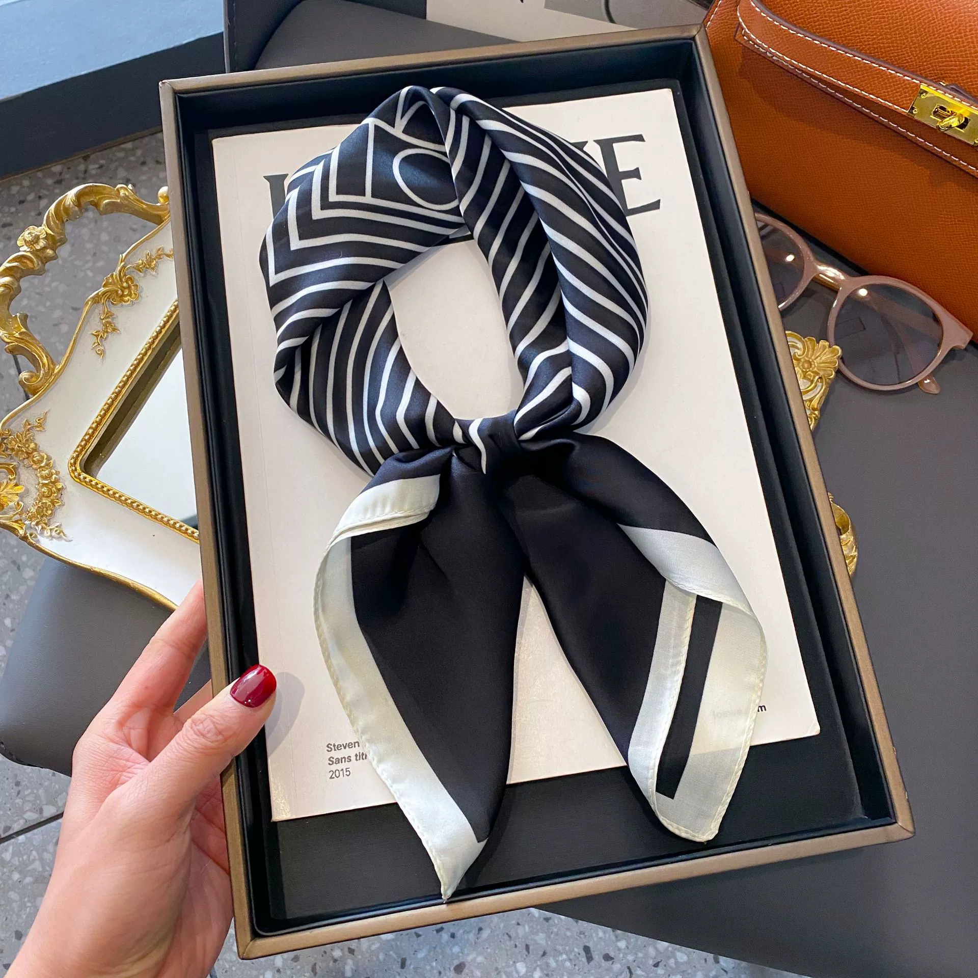 Коллекция квадратного шарфа шарфа женского 70 французского высокого уровня декоративного шарфа 2023 нового модного дикополосного пояса для волос