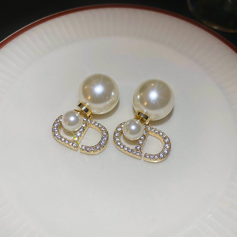 Pendientes de perlas con letras de aguja plateada de oro real Pendientes de dos accesorios para mujer Pendientes de temperamento de moda Lujo ligero Sentido de alta gama