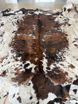 整张三色虎纹牛皮地毯  花纹均匀对称 毛色鲜艳明亮  家居装饰用