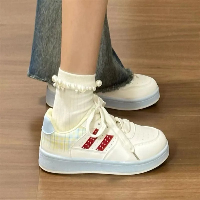 Zhao Lu Si con los zapatos de pan coreano de otoño 2025 nuevo campus universal zapatos blancos pequeños zapatos de skate casuales para mujeres