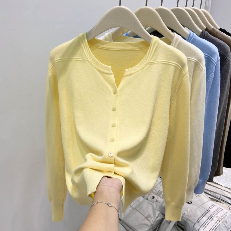 Soft fufu cream yellow patchwork button sweater cardigan for women, loose and casual top for spring and autumn, versatile knitted outerwear Soft fufu cream yellow patchwork button sweater cardigan for women, loose and casual top for spring and autumn, versatile knitted outerwear