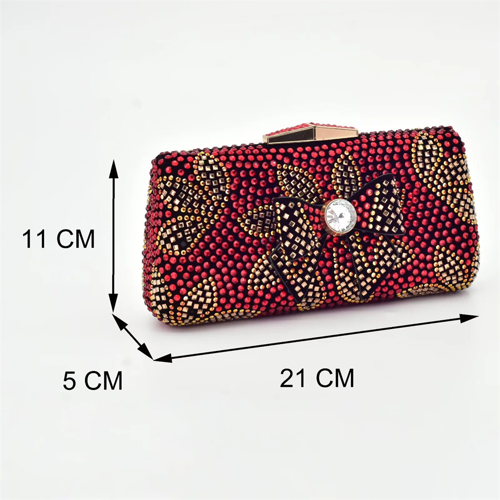 Vintage strasszokkal díszített női magassarkú cipő hozzáillő clutch stílusú vacsorához való öltönnyel_voghion.com