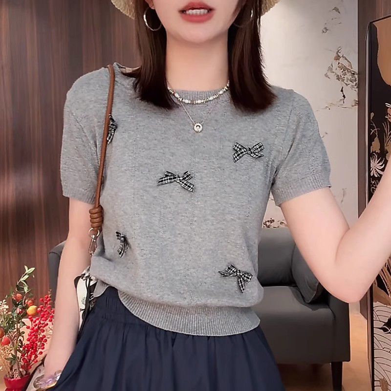 Three dimensional knitted short T-shirt with bow