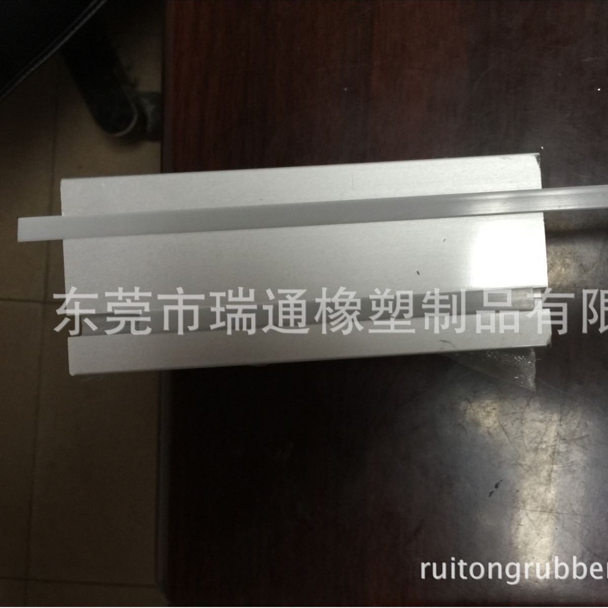 厂家直销11MM槽宽铝型材机架专用平封条密封胶条装饰条