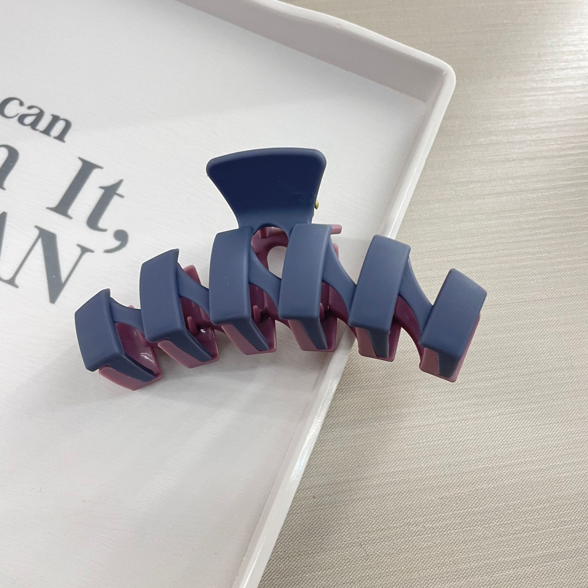 Oufeile superficie de dos colores AB textura esmerilada agarre cuchara trasera femenina alta Cola de Caballo tiburón clip accesorios para el cabello horquilla al por mayor