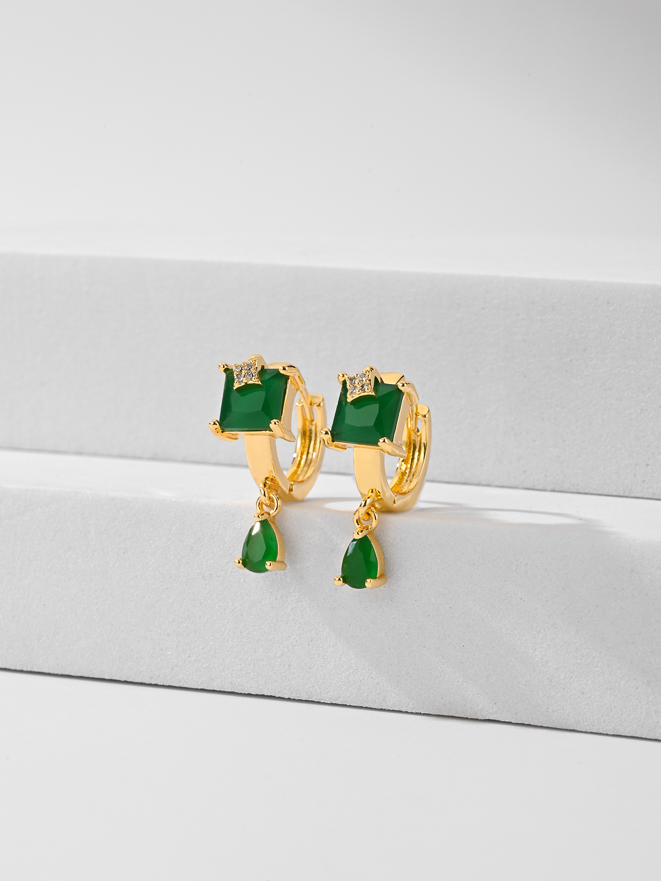 Selección transfronteriza Pendientes de circonio con incrustaciones Joyas Mujer 2024 Nuevos pendientes de moda Pendientes de cobre chapado en oro Joyas exquisitas