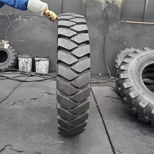 900-20 Truck Tire 9.00-20 Light Truck Two-pattern Oblique Nylon Complete Construction Machinery Tire