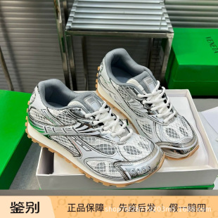 ��һ��ͬ���ļ��¿��������yɫ�ϵ�ЬŮ��͹žW��͸���\��Ь��