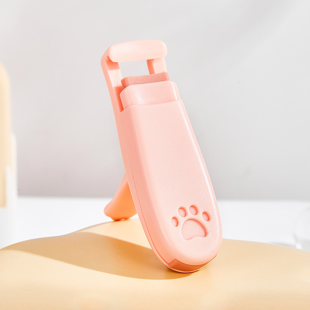 Pata de gato parcialmente rosa