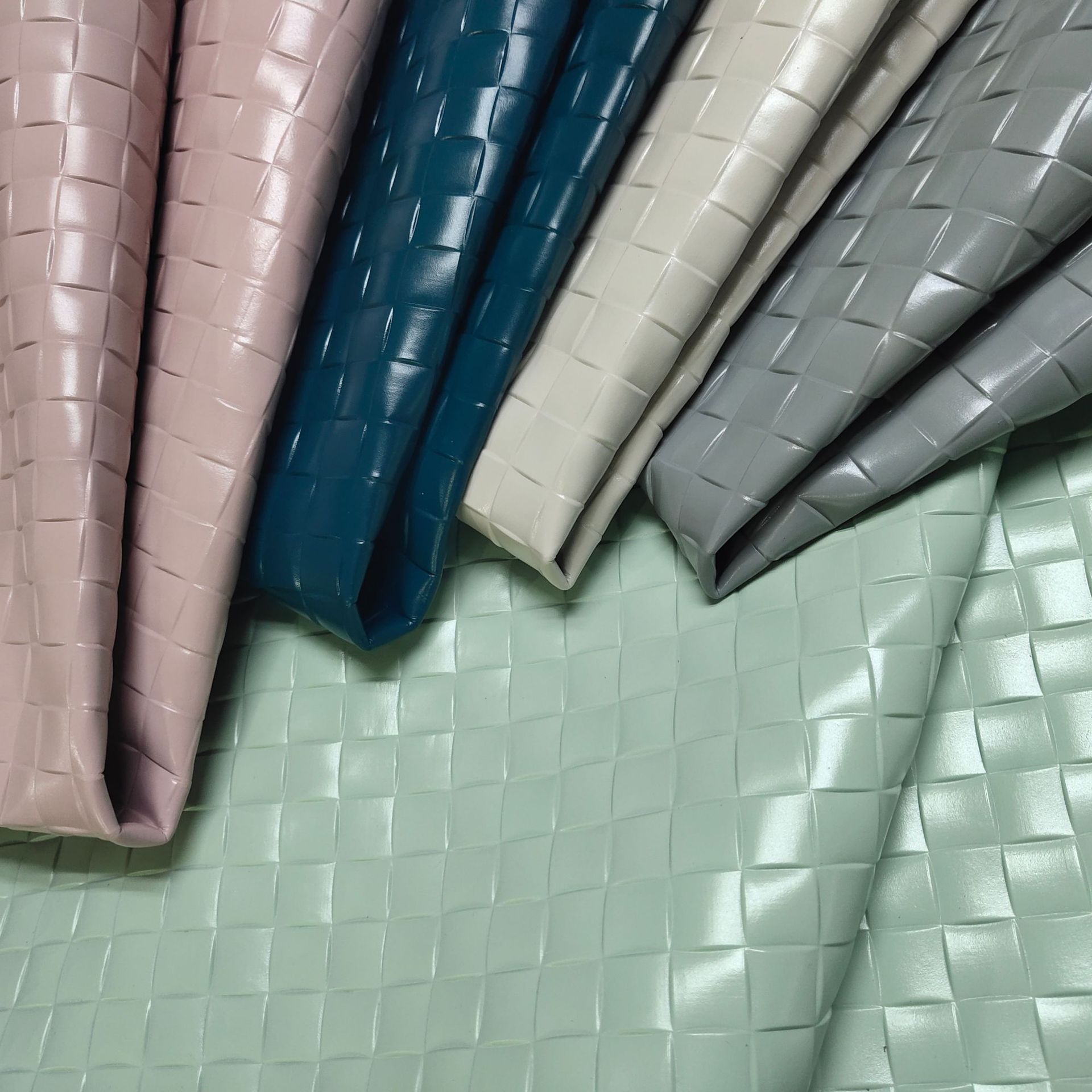 新款头层草席编织格子压纹皮革皮料 手袋箱包鞋材皮革批发