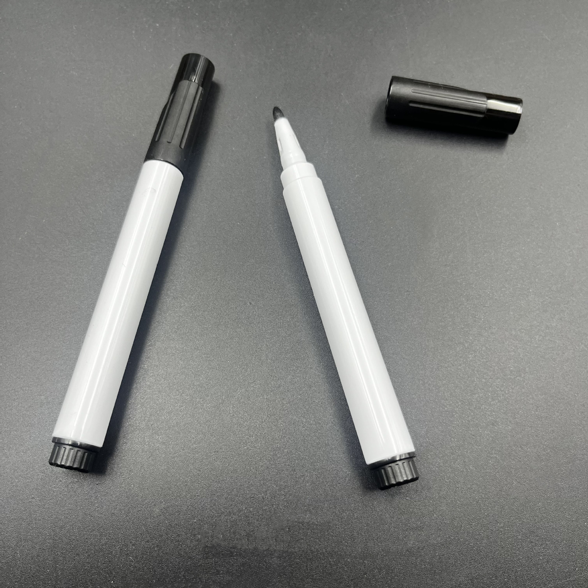 Cross-border pizarra pluma borrable pizarra Pluma sin logotipo blanco negro líquido tiza a base de agua libre de polvo tiza