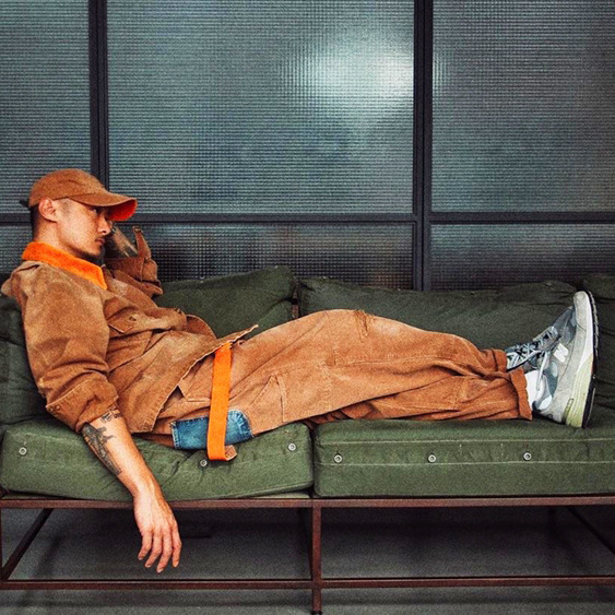 Yu Wenle tirantes pantalones de los hombres de moda sueltos rectos de una sola pieza de moda todo partido rasgado retro jeans Casuales