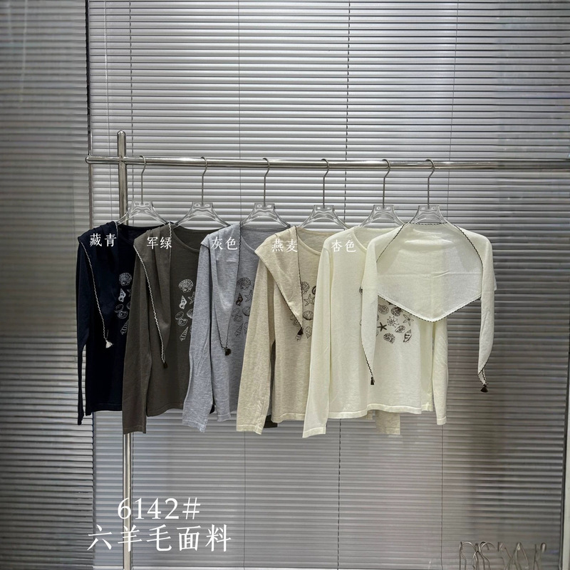 Korean-style round-neck printed apricot-colored long-sleeve T-shirt for women, 2026 autumn collection, featuring a relaxed and stylish design with a scarf, perfect for creating a versatile and elegant look