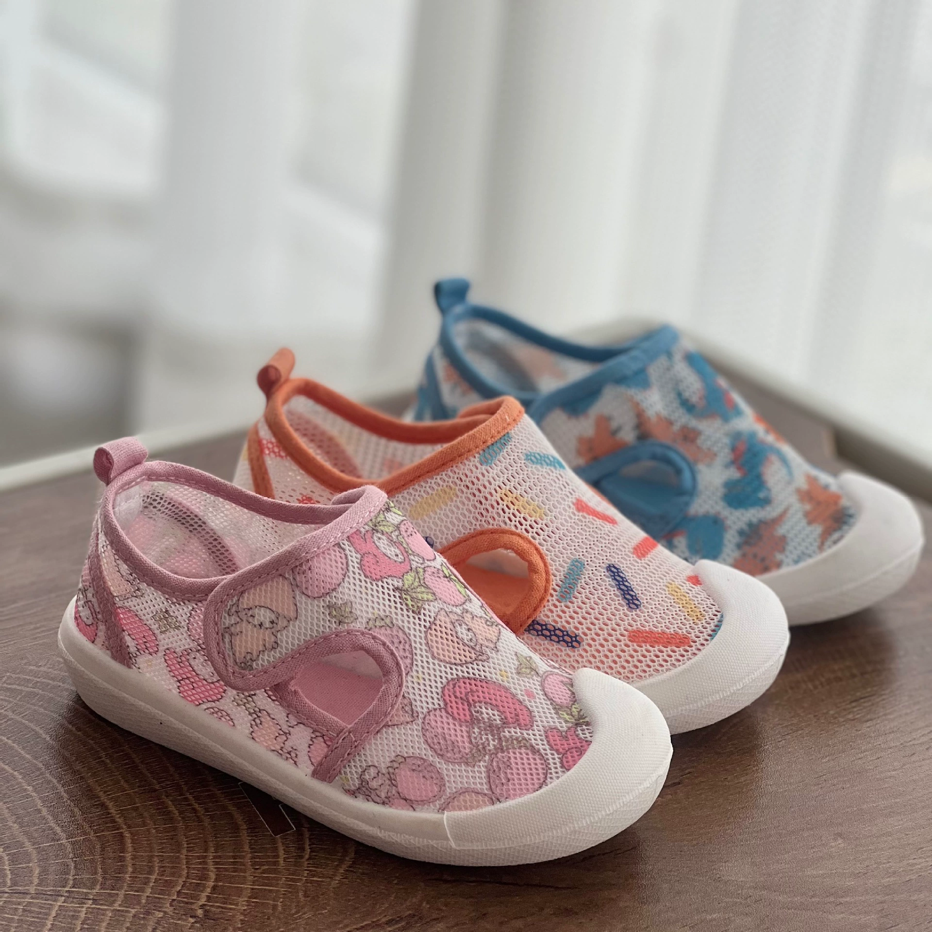 25 летняя полые дышащие сетчатые полусонды для мальчиков и девочек детский сад липучка крытая обувь