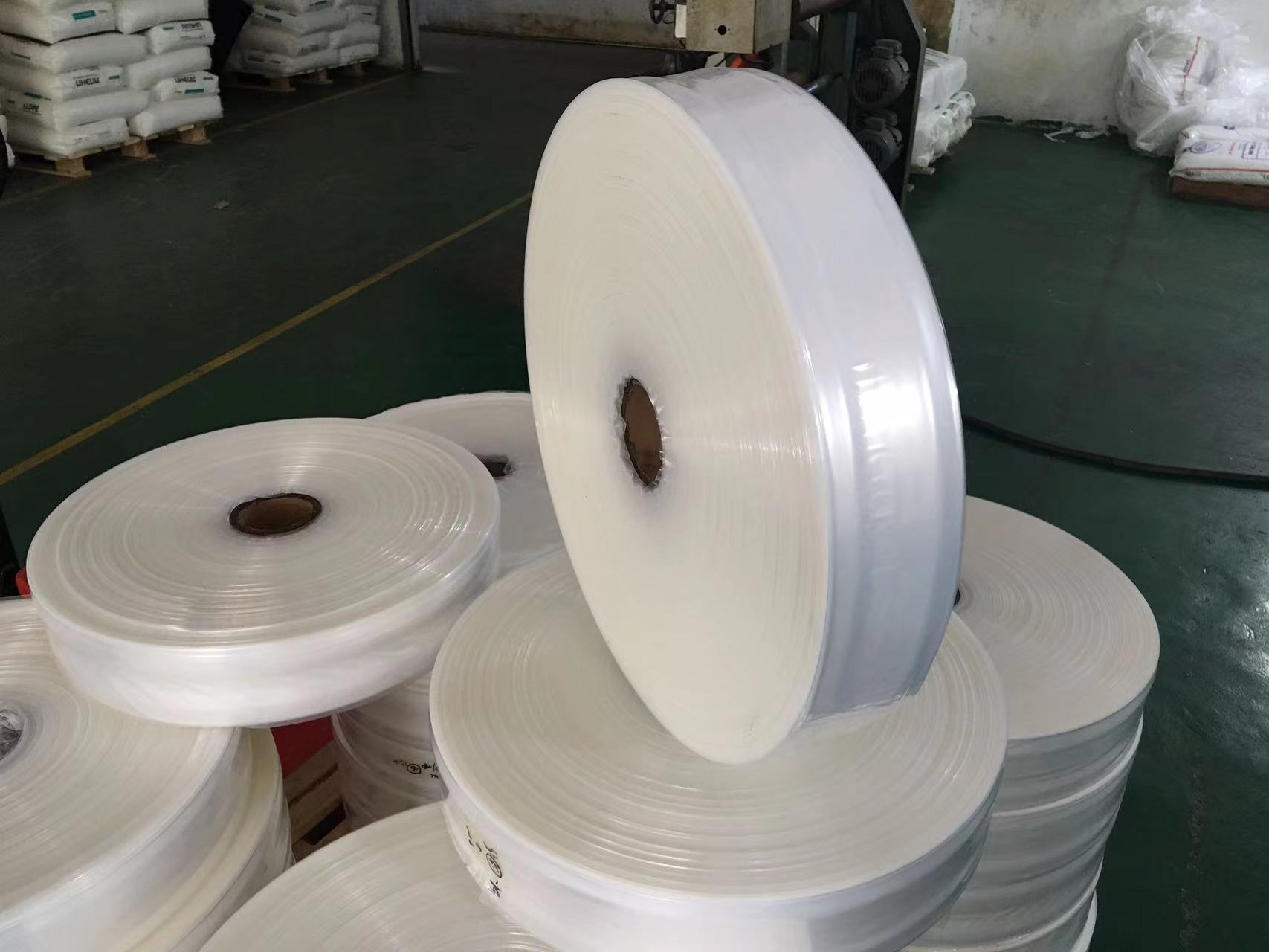 PE plano de alta presión espesado material de tubo transparente película de bobina larga a través de bolsa a prueba de polvo e impermeable embalaje industrial bolsa de PE