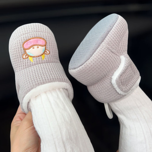 Soft-soled winter padded baby shoes for 0-1 year old boys and girls, non-slip walking shoes with plush lining, warm and thick learning to walk cotton shoes