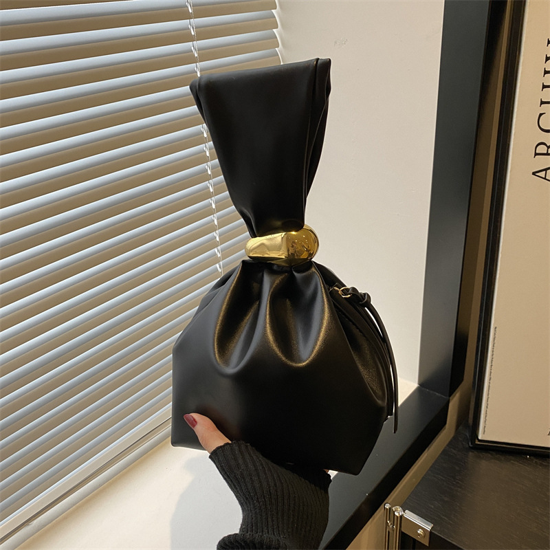 レトロなしわの包みの女性の新型のシンプルなデザインの洋気の女性のカバンの小さい大衆の個性の大容量の美しいバケツの包み|undefined