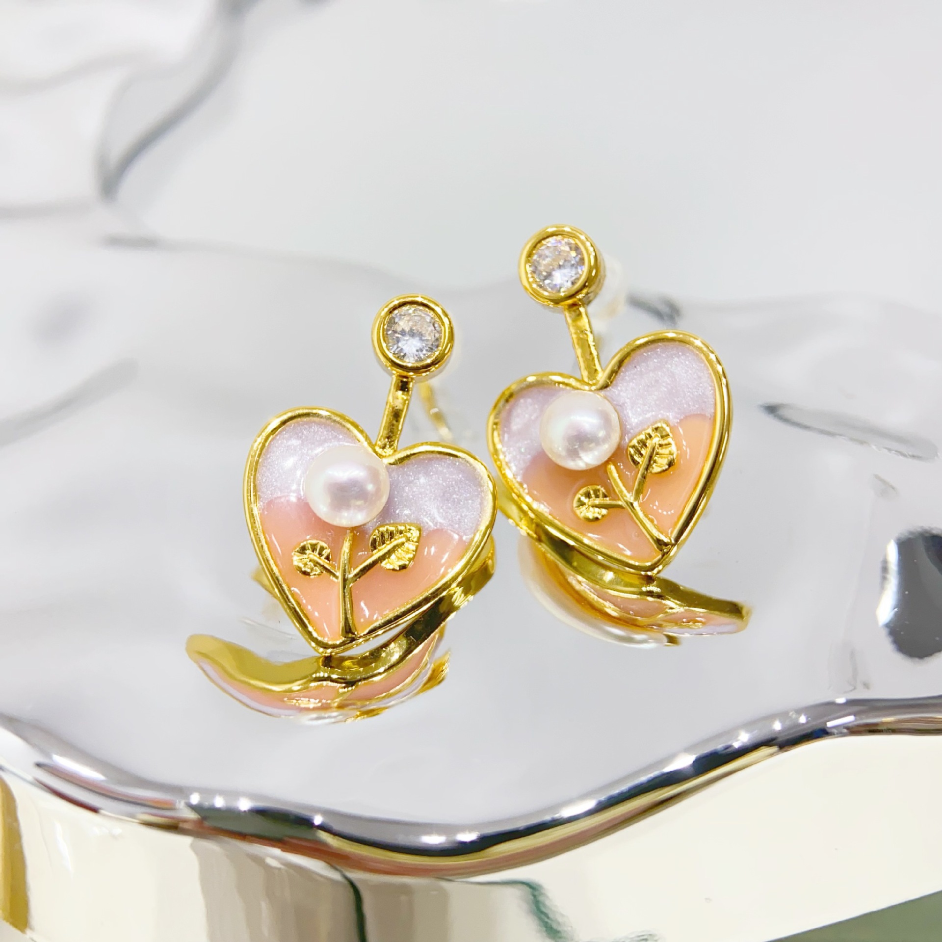 Organic earrings from pearl heart shaped