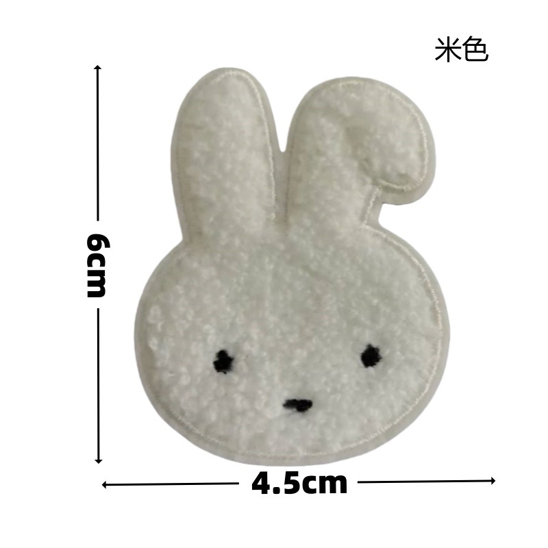 작은 베이지색 곡선 귀 토끼 자동차 바느질 바닥