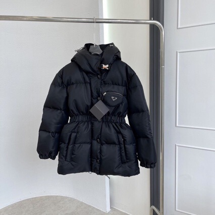 2025 Winter New P Brand Triangle Logo Bag Letter Emblem Black Waist-Cinching down Jacket 2025 Winter New P Brand Triangle Logo Bag Letter Emblem Black Waist-Cinching down Jacket