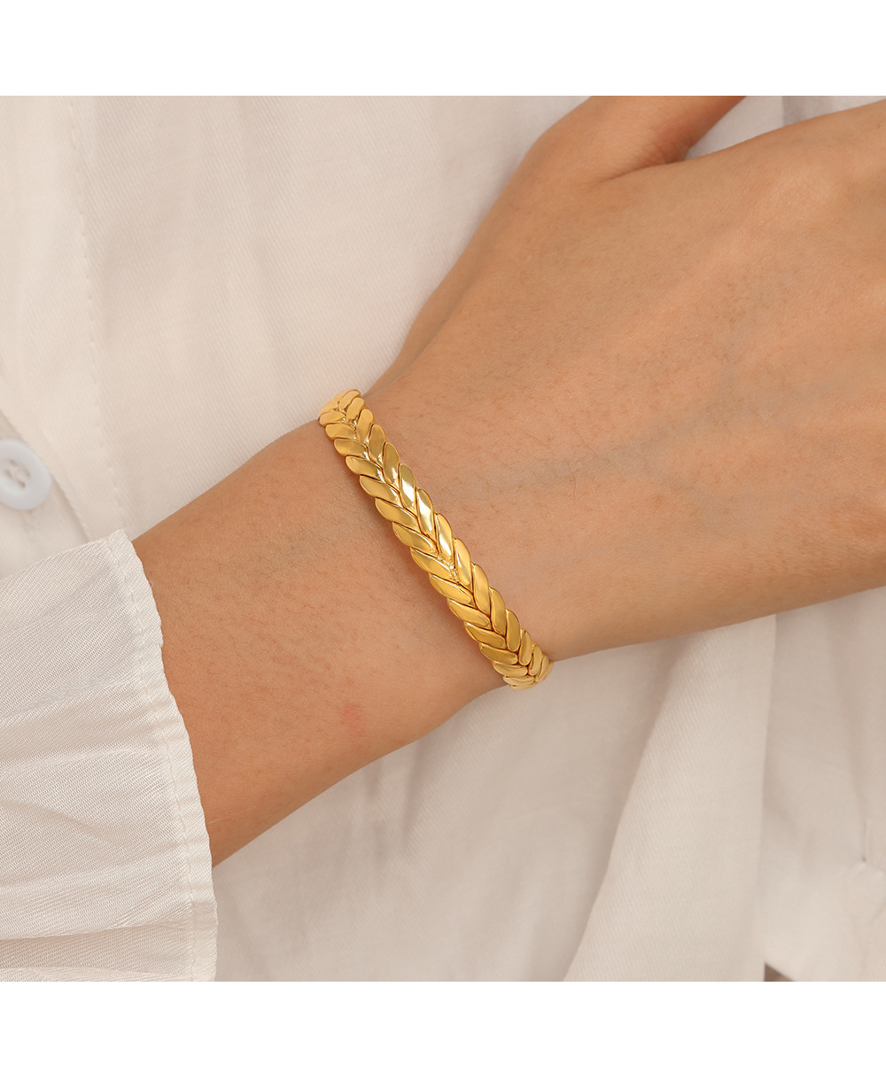 Elegant Grain Stainless Steel Gold Plated Bangle