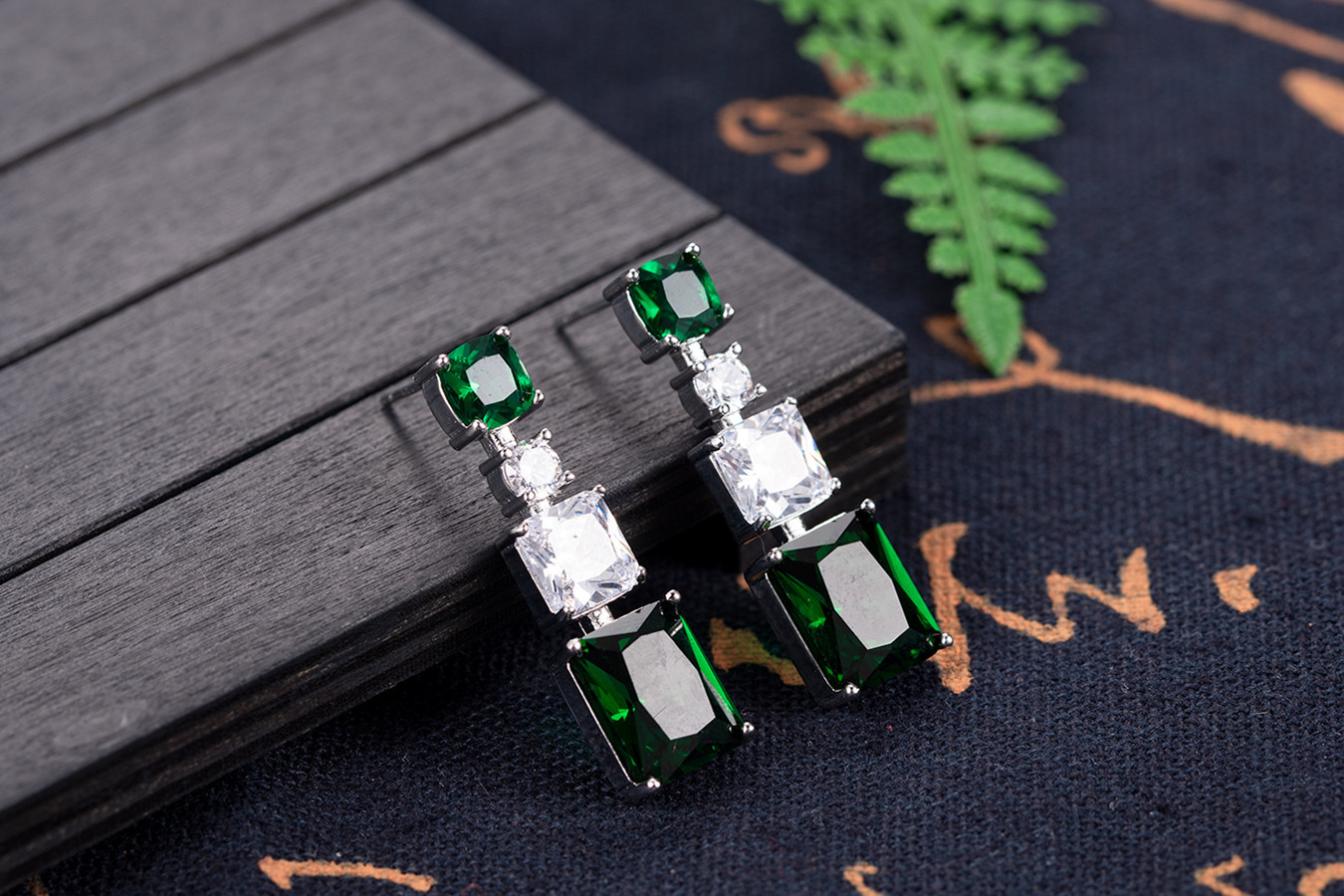 Fashion diamondencrusted zircon emerald copper earrings jewelrypicture1