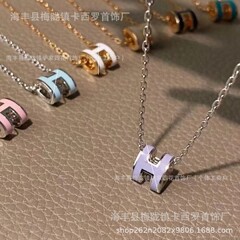 Aijia 銅合金メッキ 18KH レターネックレス、女性用クラシックエナメルペンダント、軽くて豪華なニッチな鎖骨チェーン、親友へのギフトに最適