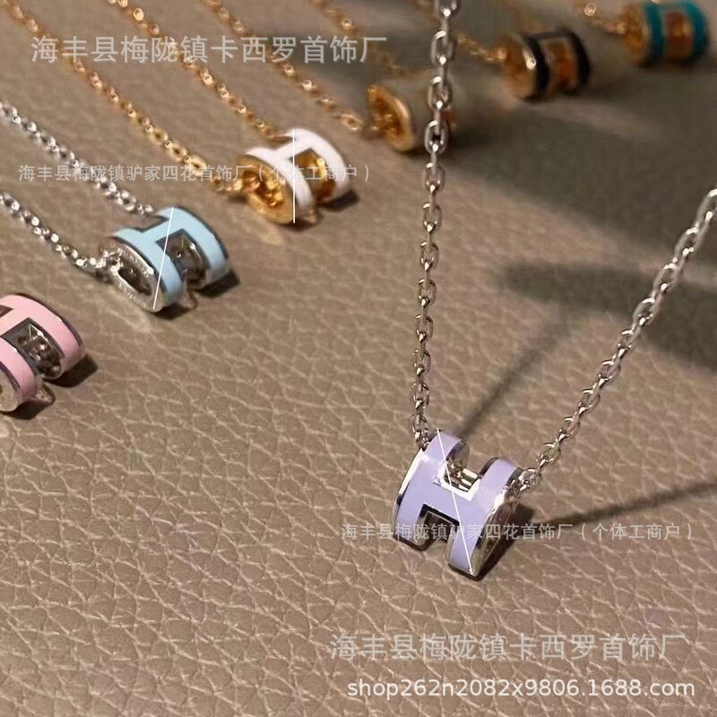 Aijia 銅合金メッキ 18KH レターネックレス、女性用クラシックエナメルペンダント、軽くて豪華なニッチな鎖骨チェーン、親友へのギフトに最適|undefined