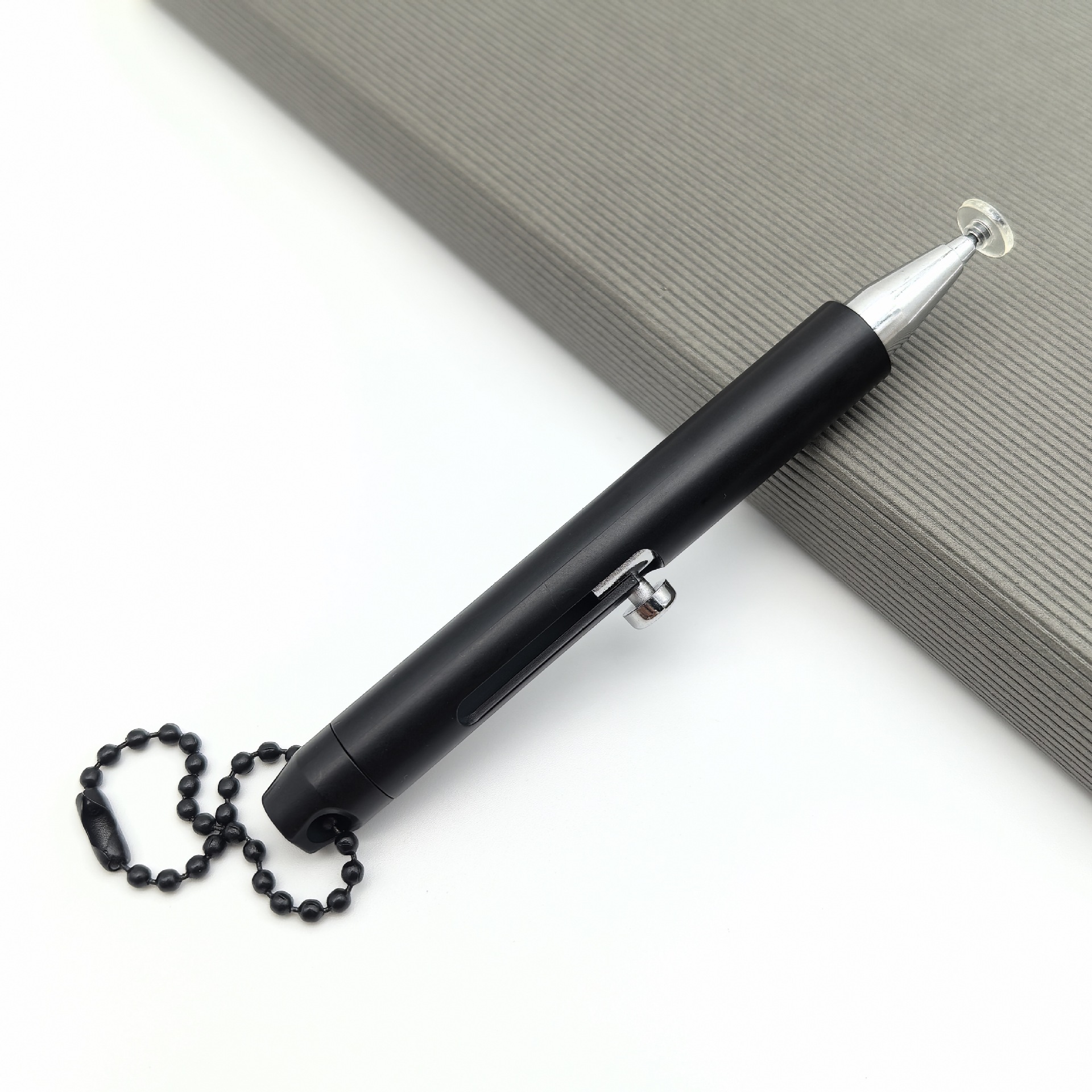 Nuevo lápiz táctil pulsador transfronterizo con electrónica colgante tipo pequeño lápiz de disco recubierto UV hermoso lápiz de mano