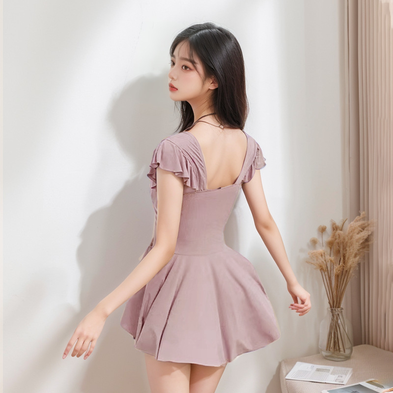 Traje de baño de una pieza de seda de leche para mujer 2025 estilo de verano traje de baño de una pieza de alto valor para mujer falda conservadora que cubre la barriga delgada