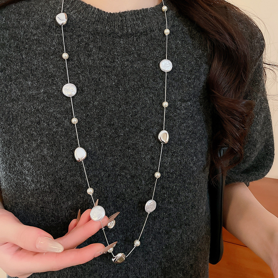 不規則な長いタイプの真珠のネックレスのフランス式の軽い豪華な気質のセーターのチェーンの小さい大衆のシンプルで高級感の項は卸売りの女性を飾ります。