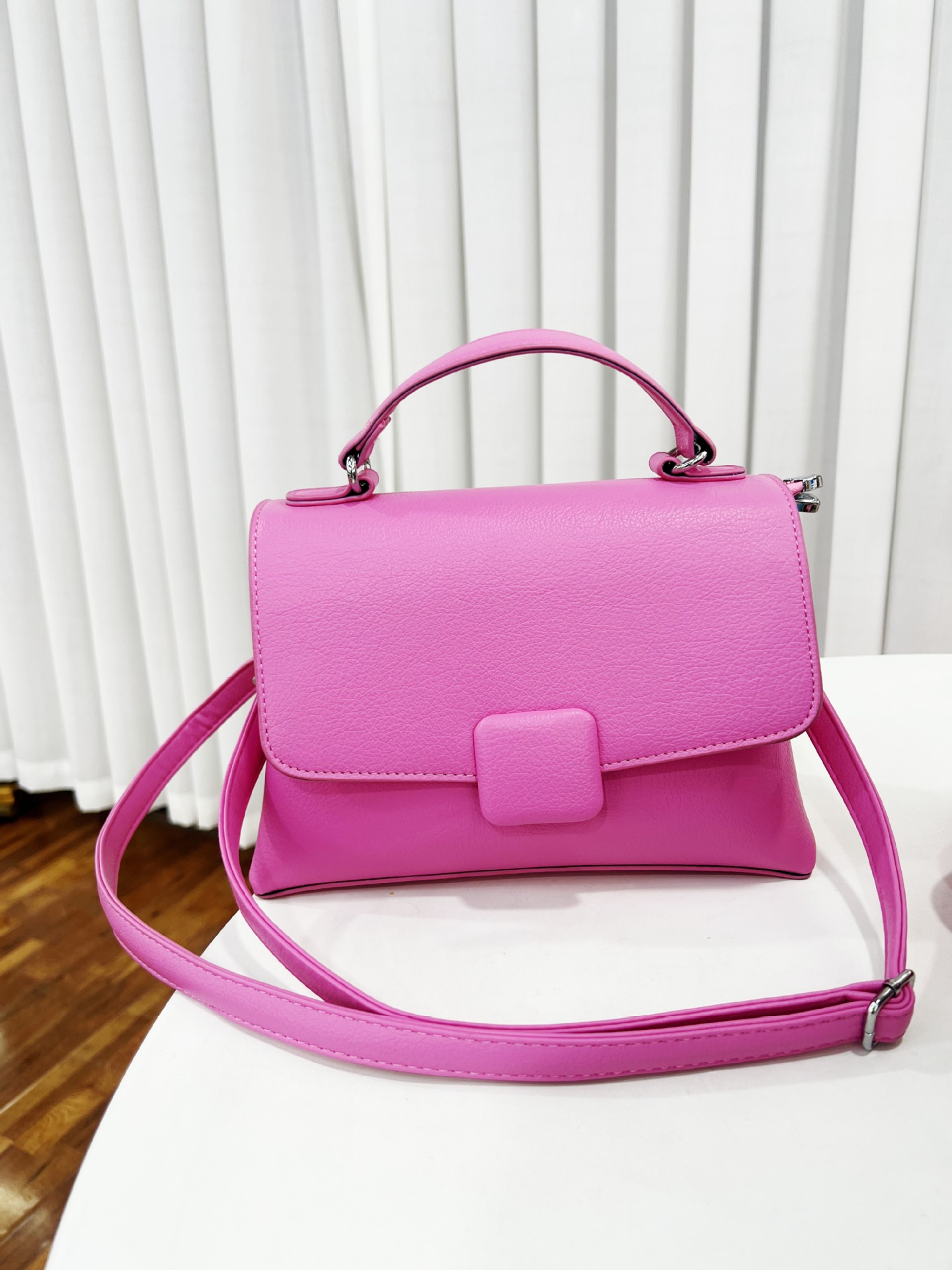 Women's Medium Pu Leather Solid Color Classic Style Square Zipper Handbag display picture 6