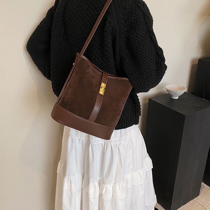Casual cascada bolso de brazo para mujeres 2024 nuevo estilo coreano retro tendencia bolso de cubo de alta calidad bolso de hombro de viaje