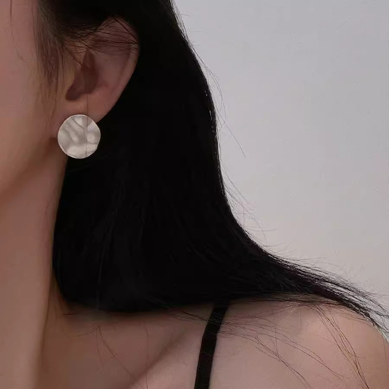 幾何学的な不規則な丸いピアスの女性の凹凸のしわの筋の個性的なデザイン感のイヤリングの小さい大衆の設計の耳飾りの潮|undefined