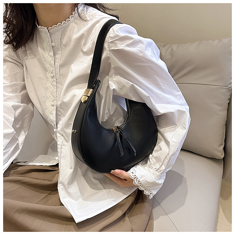 Koreanische Halbmondtasche 2024 Neue Modetasche Retro Internet Celebrity Beliebte einfache Handtasche Vielseitige Umhängetasche Großhandel_voghion.com