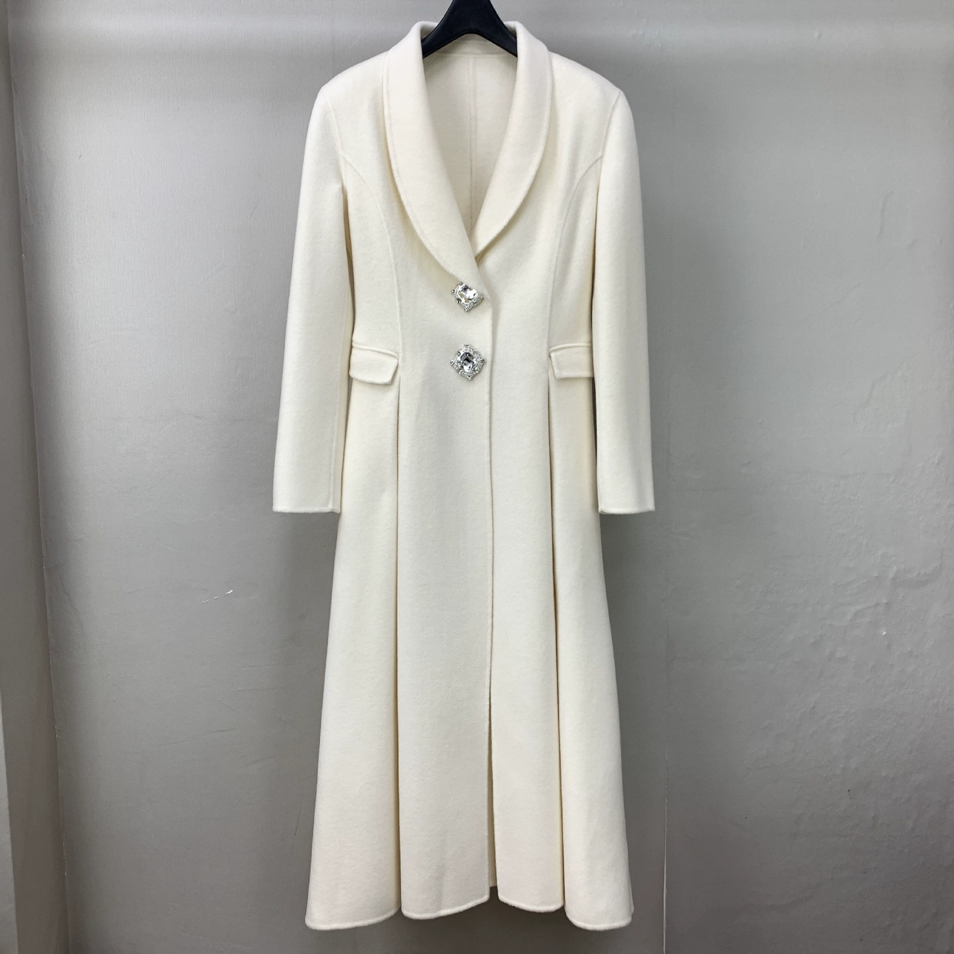 Юбка с талией простой длинный белый темперамент темперамент ветреный бриллиантовый пуговица двухсторонний шерстяной шерстяной пальто для женщин