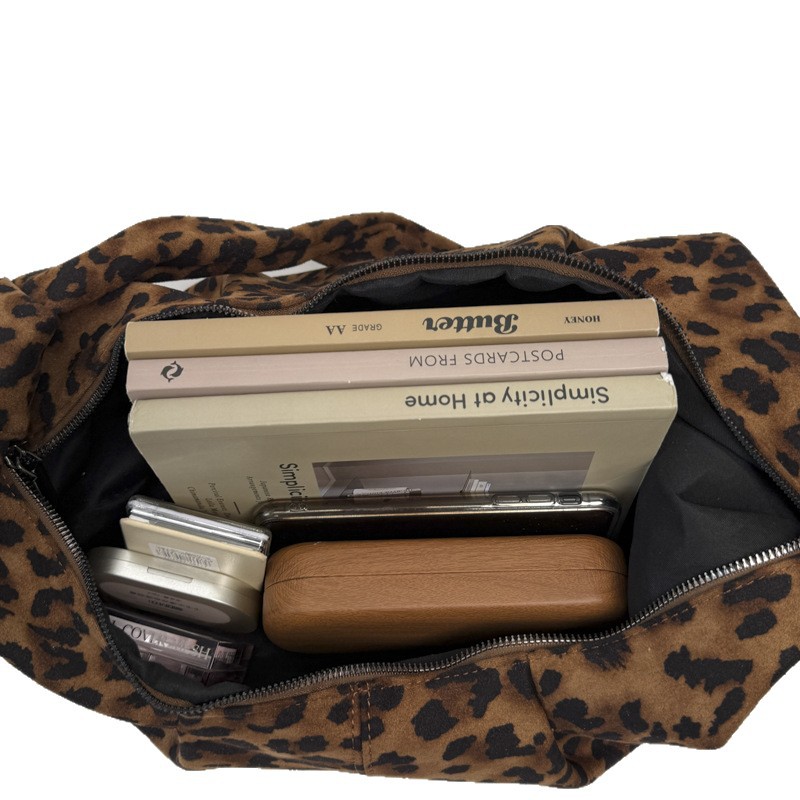 Otoño y invierno coreano estampado de leopardo de seda de seda bolso bajo bolso de mujer nuevo retro bolso de seda casual de viaje de hombro mochila