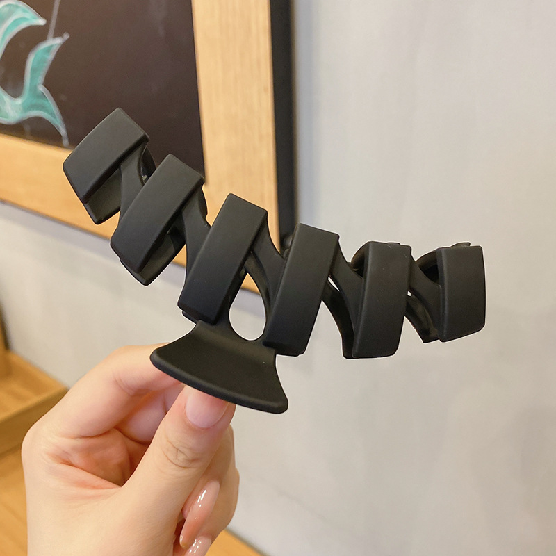 41 # 불규칙한 검정색 그리퍼.