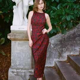 法式无袖裙子中长款红色豹纹印花人丝双邹无袖船领斜裁修身连衣裙