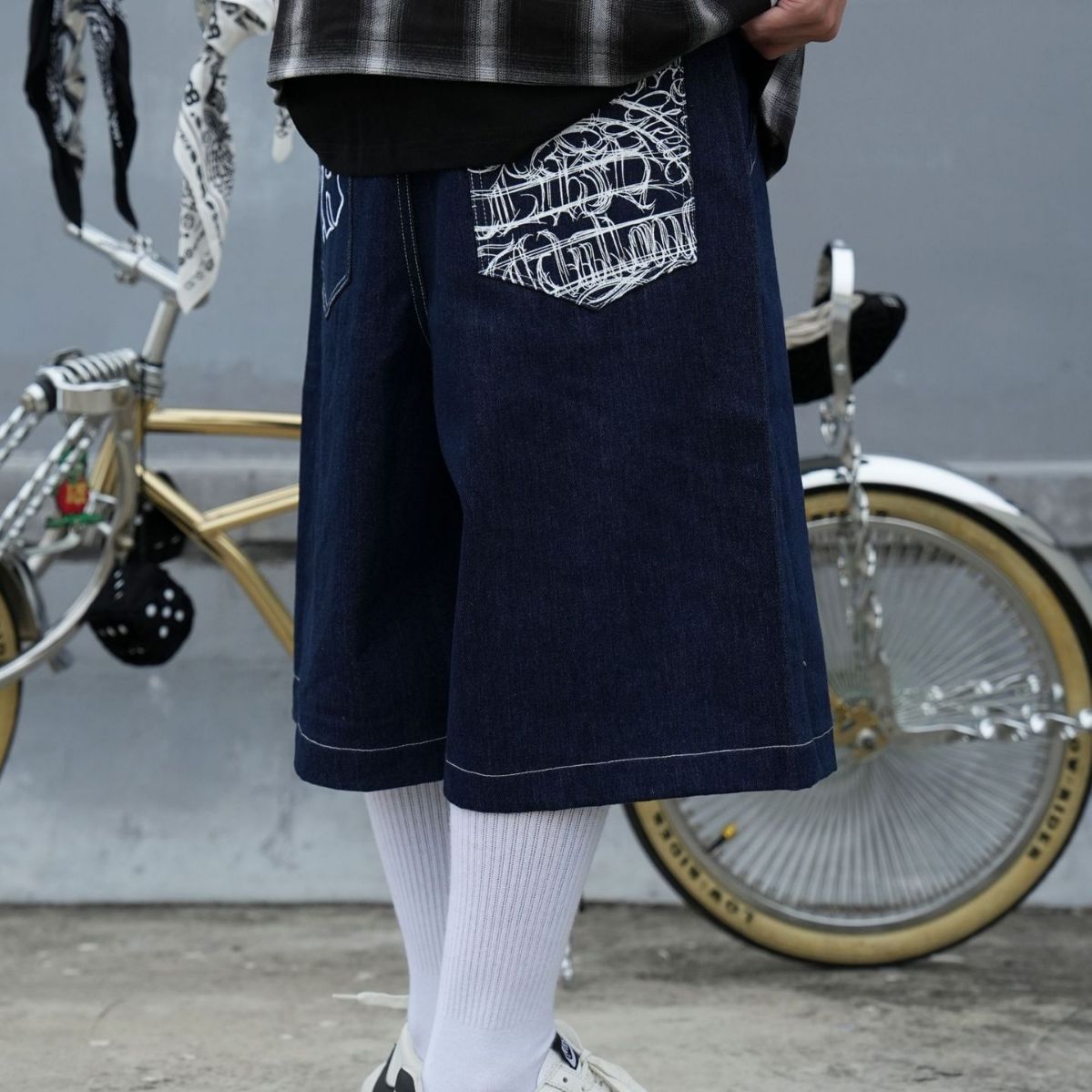jeansshorts för män Amerikansk version original cow skapar mildt tvättade knälånga jeans med broderade jeansshorts i Chicano-stil_voghion.com