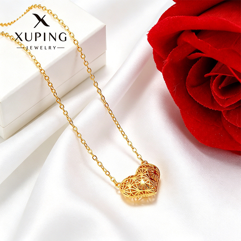 Xuping aleación de cobre chapado 24k color temperamento simple hueco amor collar de nicho de diseño diario para mujeres collares al por mayor