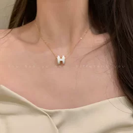 知性欧尼H字母钛钢项链:轻奢小众锁骨链选购指南
