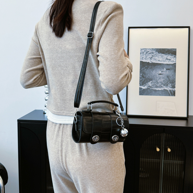 Bolso pequeño bandolera para mujer 2024 nuevo estilo de verano de alta calidad, estilo de nicho portátil para mujer, estilo explosivo con falda, bolso de mensajero