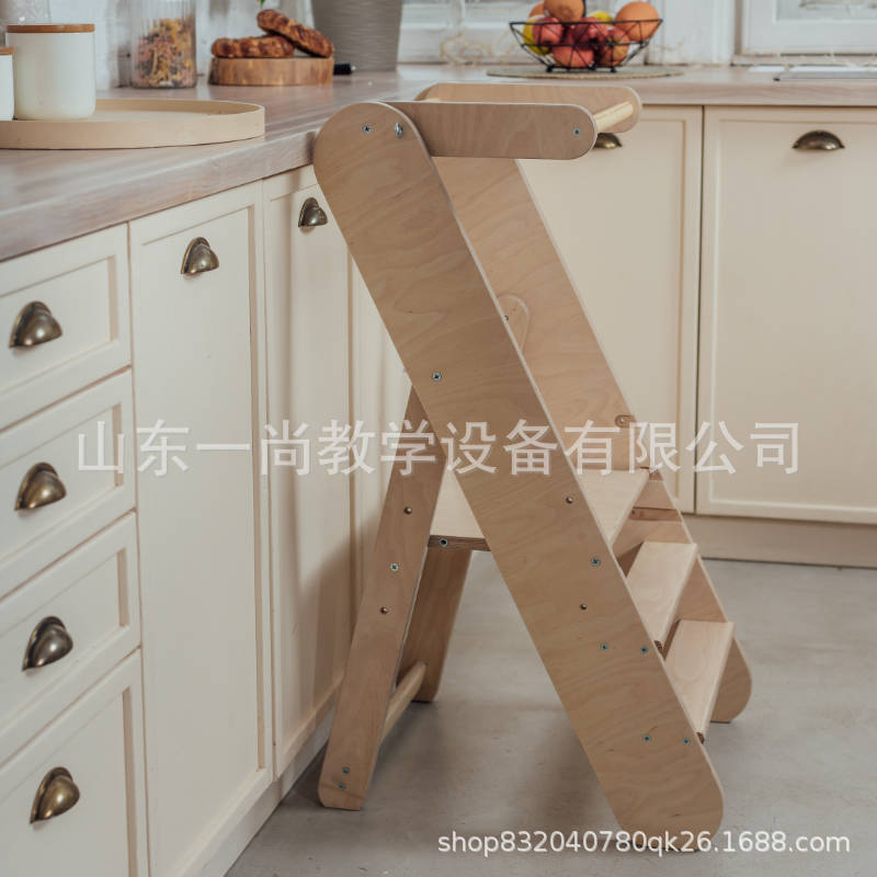 子供の手を洗う腰掛けの赤ちゃんの足は腰掛けを踏みます。