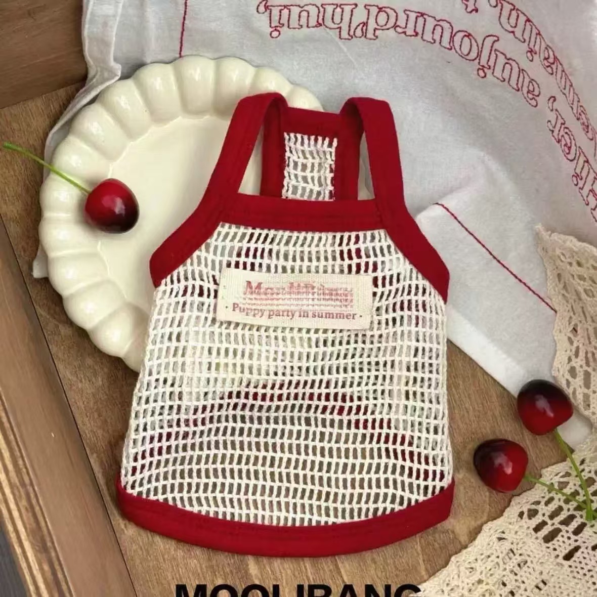 빨간색 속이 빈 조끼