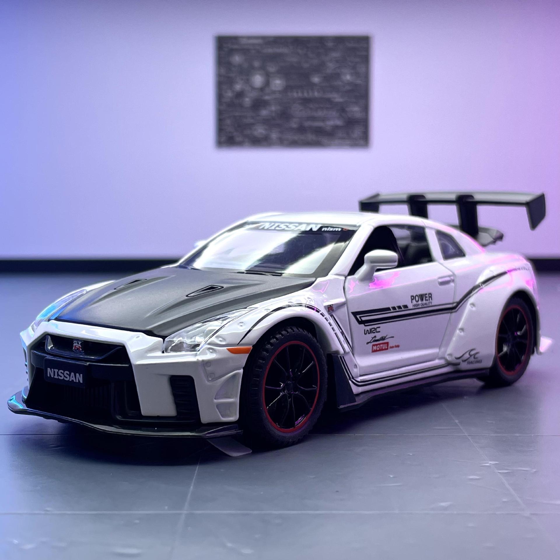 Jiaye modelo de coche de aleación 1:32 Nissan GTR Señor de la guerra coche Tire hacia atrás el sonido y la luz 4 niño abierto modelo de coche de juguete adornos